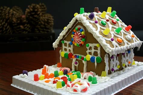 File:Gingerbread house with gumdrops.jpg - Wikimedia Commons