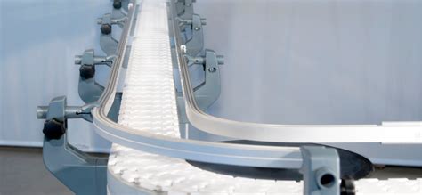 Side rails for conveyor systems with plastic chains