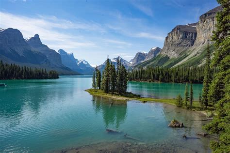 The scenic drive from Jasper to Maligne Lake