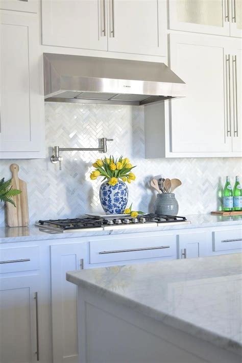 36 Beautiful White Kitchen Backsplash Ideas - DoitDecor #ModernHomeDecorKitchen | Kitchen ...