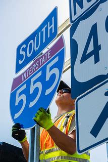 I-555 sign installation | AHTD employee Colt Holland puts th… | Flickr