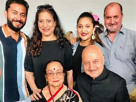 Anupam Kher thrilled to celebrate brother Raju Kher's birthday in NYC with entire family | Hindi ...