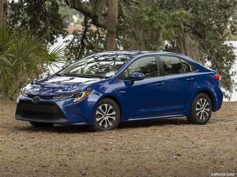 2020 Toyota Corolla Hybrid LE (Color: Blue Crush Metallic) - Front Three-Quarter | Caricos