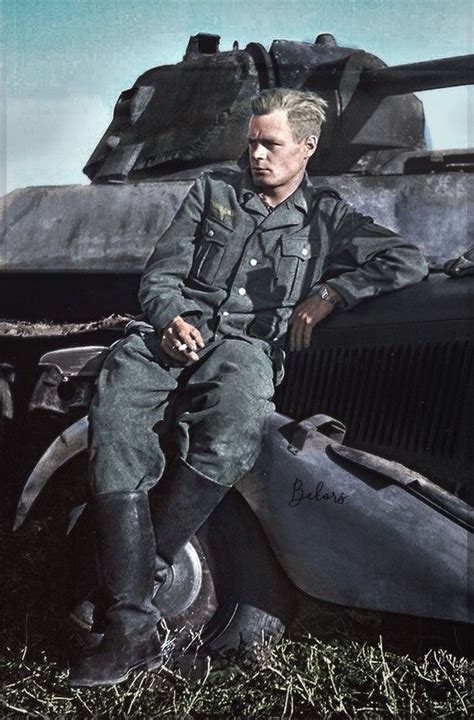 A German Soldier with an undercut on the Eastern Front, 1942 | Солдаты, Военный, История