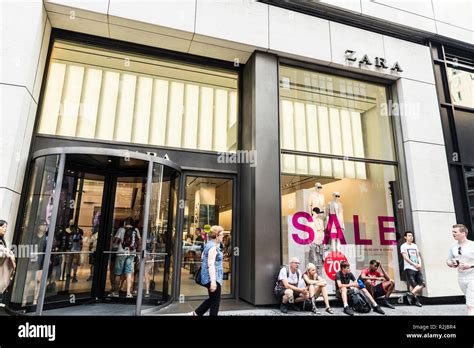 Zara shop front in shopping hi-res stock photography and images - Alamy