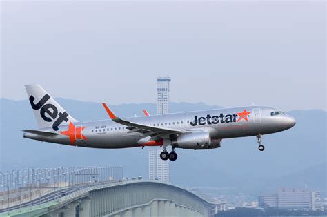 File:Jetstar Asia Airways, 3K721, Airbus A320-232, 9V-JSV, Arrived from Singapore via Taipei ...