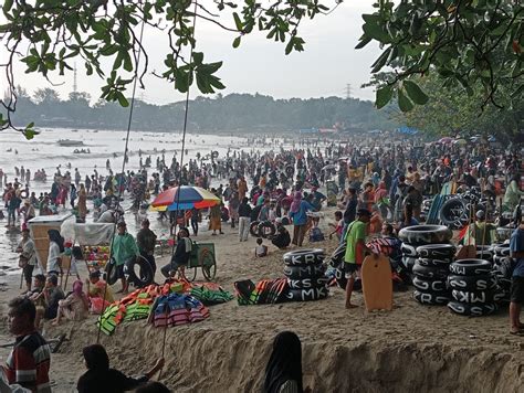 Ribuan Wisatawan Kunjungi Pantai Carita Pandeglang | BantenNews.co.id ...