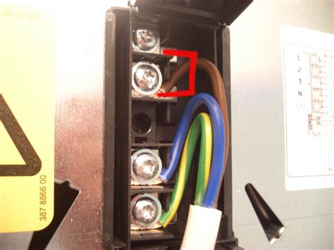 ¿Cómo debo conectar los cables eléctricos a una estufa (placa)?