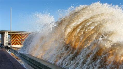 Suffolk floods: Tidal surge 'worse than 1953' - BBC News