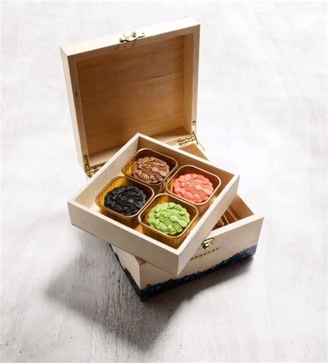 Starbucks announces Mooncake Gift Box, 15% off with Every 2 Gift Box Purchase