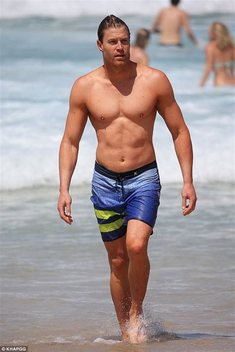 Bondi Vet's Dr. Chris Brown shows off his toned torso at beach | Daily Mail Online