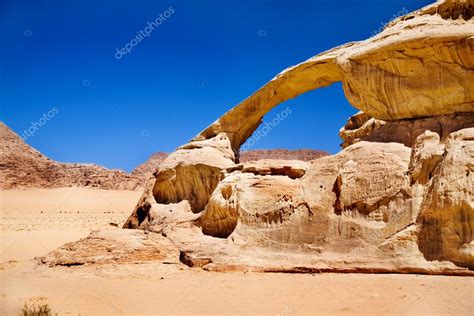 Rock bridge in Wadi Rum desert, Jordan — Stock Photo © Aivolie #4664164