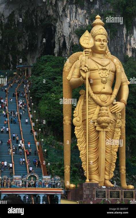 Lord Murugan statue at Batu Caves Stock Photo - Alamy