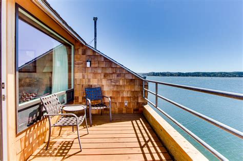 Embarcadero on the Water | 1 BD Vacation Rental in Newport, OR | Vacasa