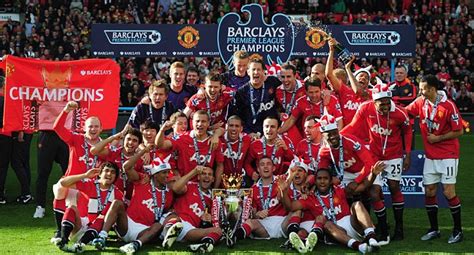 Manchester United lift the Premier League trophy | Daily Mail Online