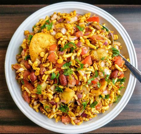 Bhel Puri Recipe | Mumbai Bhel Puri | VegeCravings