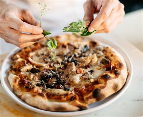 Pizza Napolitaine : Recette traditionnelle et préparation à la maison - Conseil CHR