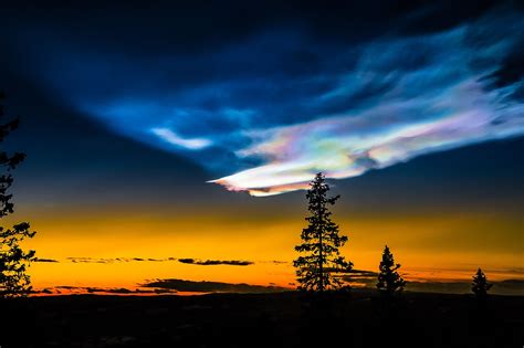 This is not Aurora Polaris... - ....This is a Polar stratospheric cloud or a PSCs, also known as ...