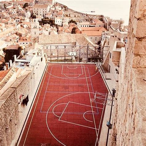Rooftop court 🏀 Image via Unknown #basketball #city #inspiration Sport Park, Basketball ...