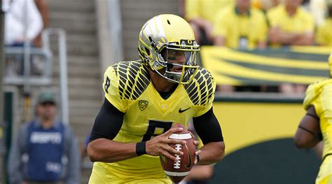 Oregon QB Marcus Mariota Dealing with Knee Injury - AthlonSports.com ...