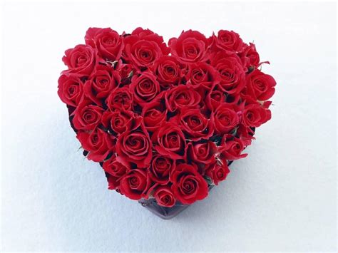 red-roses-heart-bouquet - 6381 - The Wondrous Pics