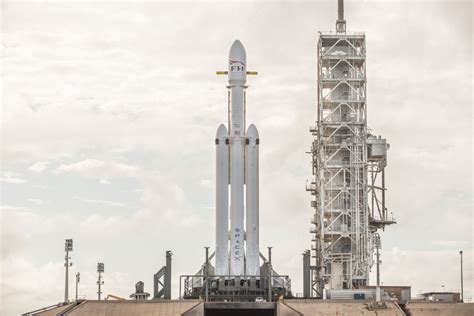 SpaceX shows off stunning pictures of its Falcon Heavy rocket fully assembled on the launchpad ...