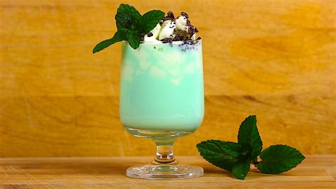 Mint milk with whipped cream and chocolate recipe | Buona Pappa