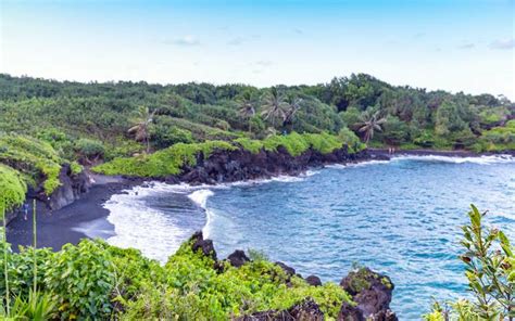 Honokalani Beach / Maui / Hawaii // World Beach Guide