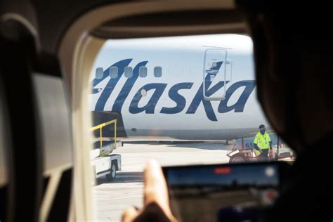 Alaska Airlines flight diverted after passenger makes 'direct threat ...