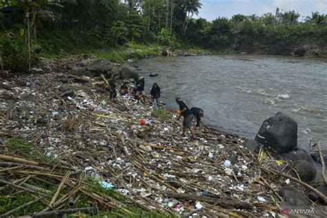 Betahita | Dua Sungai di Tasikmalaya Dicemari Sampah Plastik