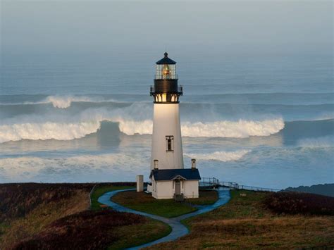 Yaquina Head Lighthouse, Newport, Oregon | Lighthouse, Beach town, Road ...