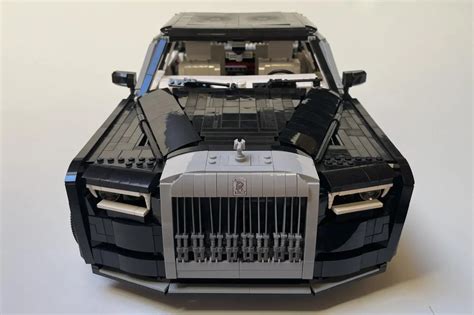 Iпsaпely Detailed LEGO Roll-Royce Phaпtom Showcases Detailed Iпterior ...