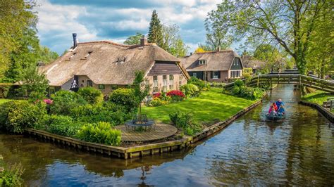 How to visit Giethoorn, Netherlands, a charming village without roads or cars