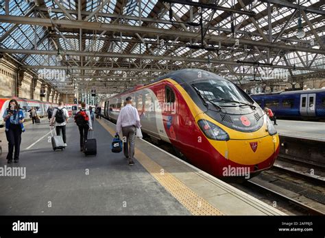 Travellers at Glasgow Central train station Stock Photo - Alamy