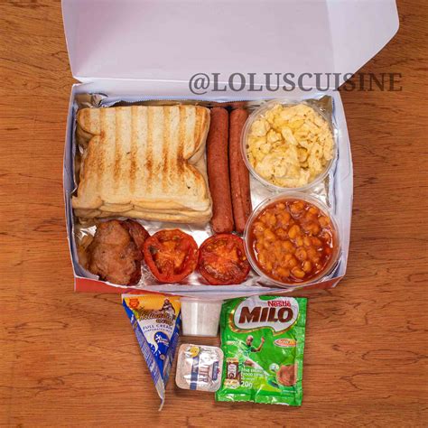 Full English Breakfast: Toast and scrambled eggs with sausages, baked ...