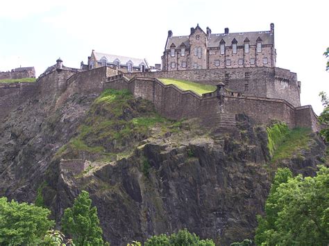 50 Photos of Edinburgh Castle in Scotland, Beautiful Scenery from the top of Castle Rock | BOOMSbeat