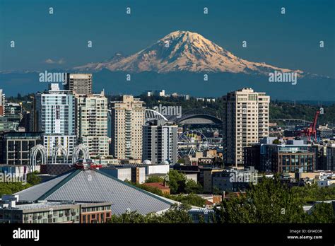 Downtown skyline with Mount Rainier in the background, Seattle ...