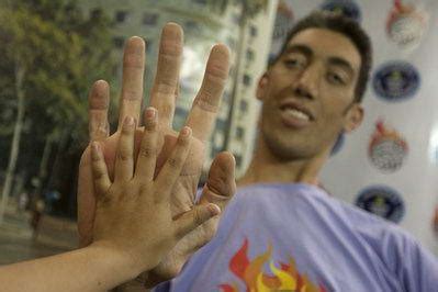 Fun Venture: Largest Hands Record Set by World's Tallest Man