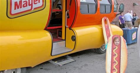 Famed Oscar Mayer Wienermobile visits several Somerset locations | News | somerset-kentucky.com