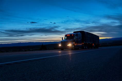 Un Camión Semiremolque Que Conduce Por La Carretera En Colorado Por La ...