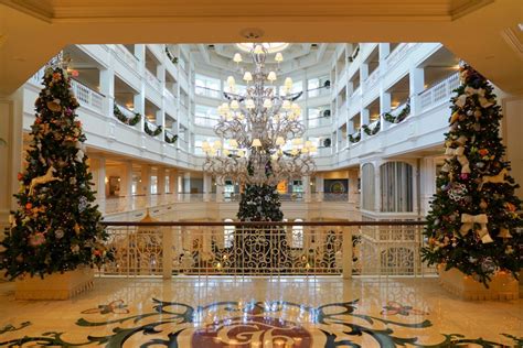 PHOTOS, VIDEO: Disney's Grand Floridian Resort & Spa Decks the Halls with Massive 40-Foot ...