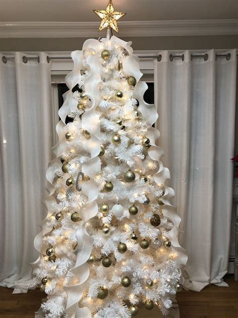 Thiết kế noel trắng và vàng gold and white christmas decor cho một lễ hội ấm áp