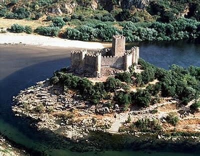 Castillo de Almourol en aguas del Tajo | Turismo en Portugal