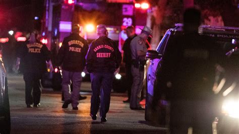 4 Houston Police Officers Are Shot in Gun Battle That Kills 2 Suspects - The New York Times