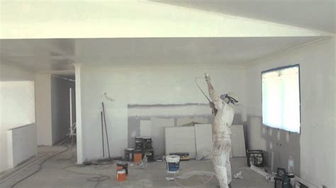 Spray Painting A Ceiling - How to paint a ceiling the easy way by using an airless spray gun ...