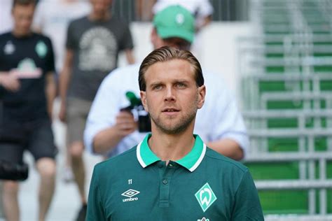 Werder Bremen: Erstes öffentliches Training und Vorstellung Niclas ...