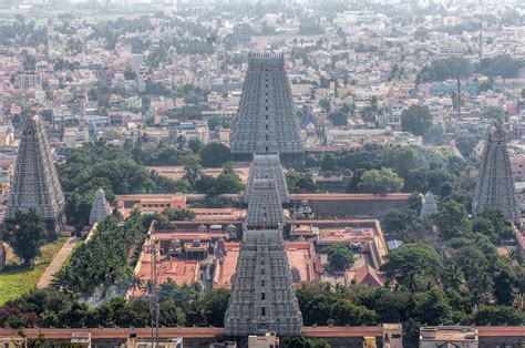 The massive Arunachaleshwarar temple complex at Thiruvannamalai, one of ...