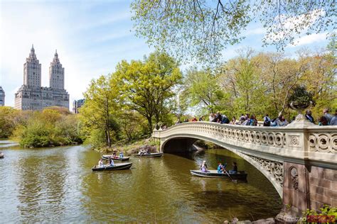 Matteo Colombo Travel Photography | Tourists at Bow bridge, Central Park, New York city, USA ...