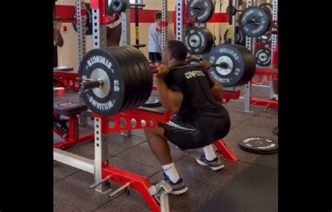 Nick Chubb goes viral for squatting nearly 500 pounds