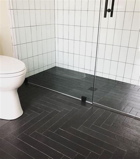 Bathrooms with black herringbone floor tiles via @kishagiannidesigns | Black and white bathroo ...